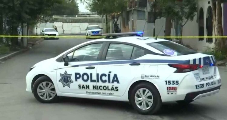 adulto San Nicolás caer zanja