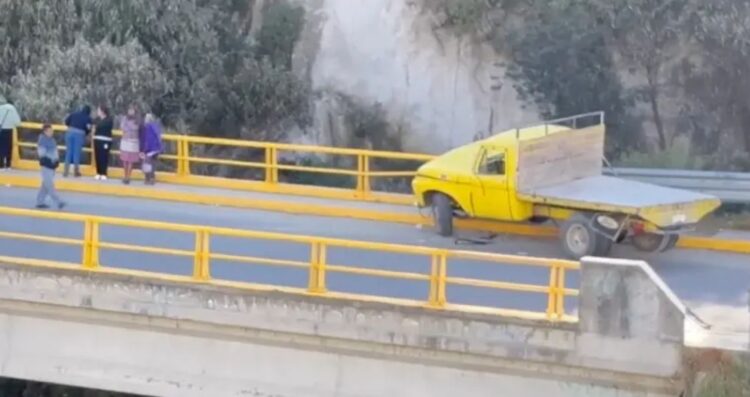 Adulto mayor murió tras chocar y salir proyectado a una barranca en Puebla