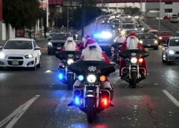 Agentes de Tránsito de Monterrey recorren las calles vestidos de Santa Claus