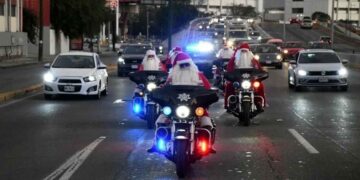 Agentes de Tránsito de Monterrey recorren las calles vestidos de Santa Claus