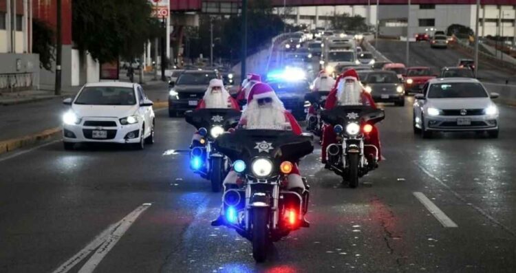Agentes de Tránsito de Monterrey recorren las calles vestidos de Santa Claus