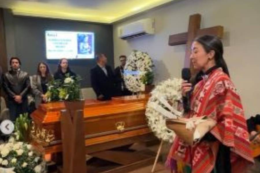 Aislinn Derbez comparte fotos inéditas del funeral de su mamá