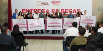 Alcaldesa Carmen Lilia Canturosas entrega 300 becas de titulación y consolida a Nuevo Laredo como modelo estatal en impulso educativo