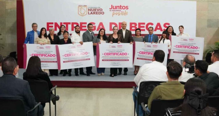 Alcaldesa Carmen Lilia Canturosas entrega 300 becas de titulación y consolida a Nuevo Laredo como modelo estatal en impulso educativo