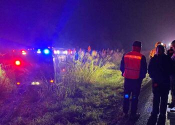 Ambulancia sufre volcadura en Linares