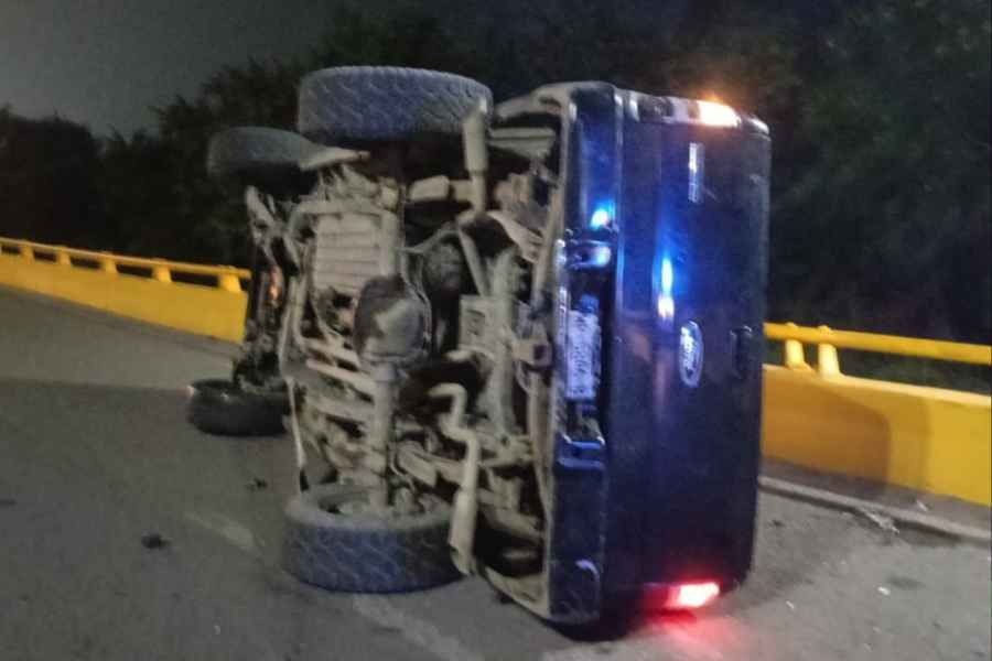 Aparatosa volcadura en el puente La Morita (1)
