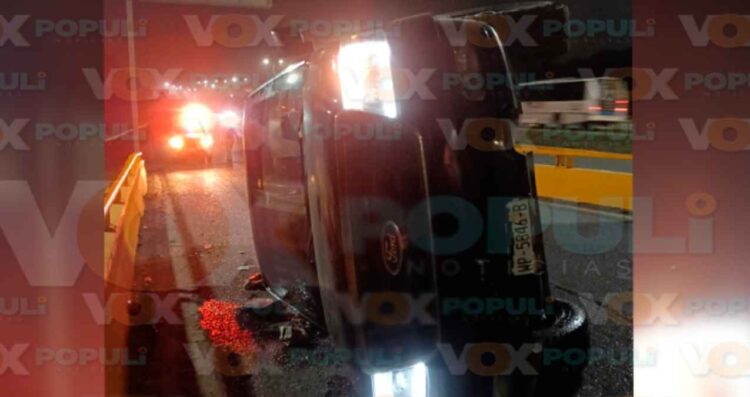 Aparatosa volcadura en el puente La Morita