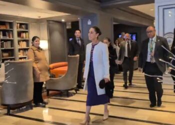 Así fue captada Claudia Sheinbaum saliendo de su hotel en Washington para asistir al Sorteo del Mundial 2026