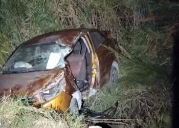 Auto cae a canalón en Guadalupe