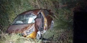 Auto cae a canalón en Guadalupe