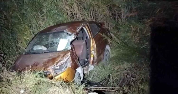 Auto cae a canalón en Guadalupe