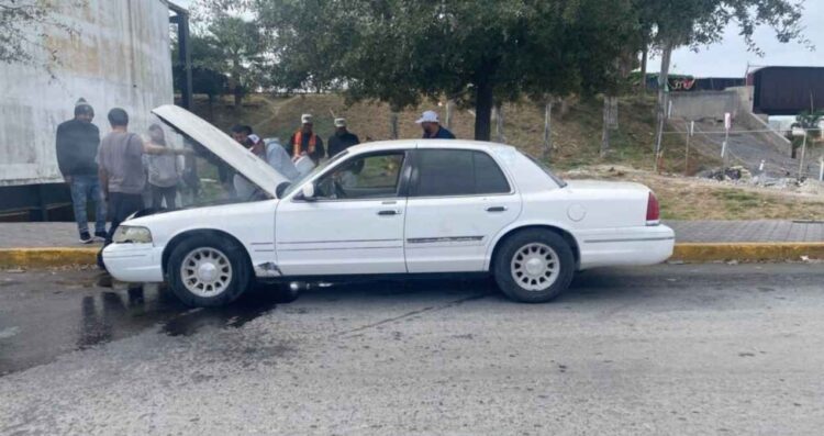Auto nuevo se incendia en Matamoros