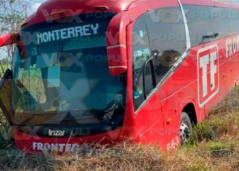 Autobús Frontera sufre accidente