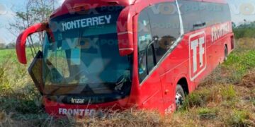 Autobús Frontera sufre accidente