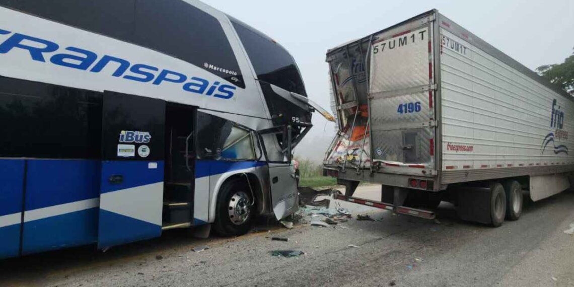 Autobús choca en la Ciudad Valles a El Mante