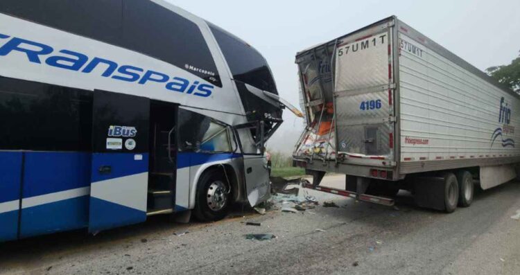 Autobús choca en la Ciudad Valles a El Mante