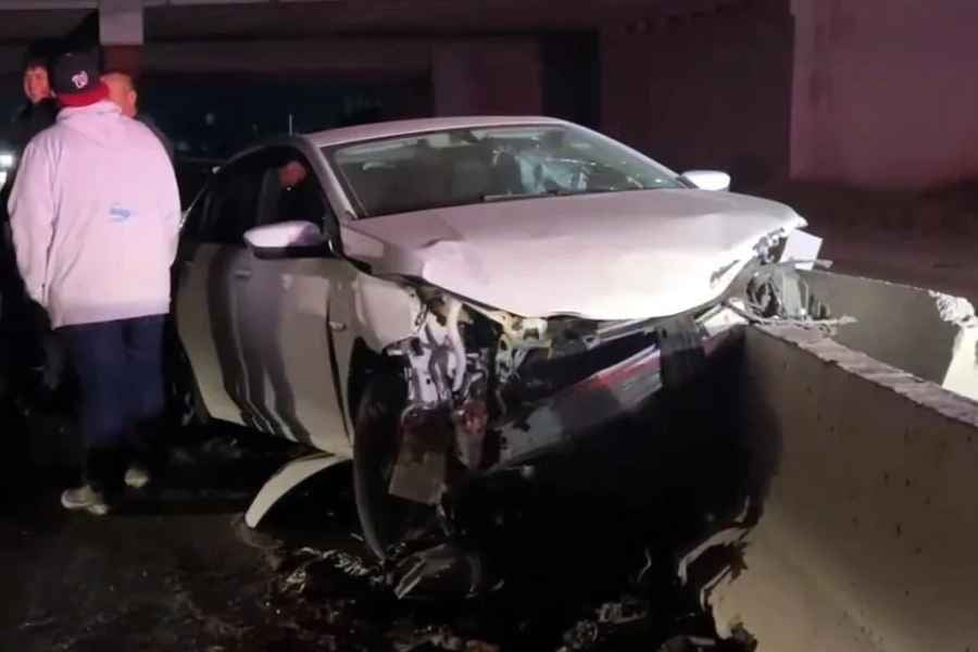 Automovilista abandona su vehículo Chevrolet Onix tras chocar en la Carretera a Monclova en Escobedo, NL