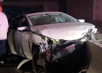Automovilista abandona su vehículo Chevrolet Onix tras chocar en la Carretera a Monclova en Escobedo, NL