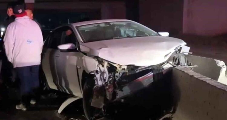 Automovilista abandona su vehículo Chevrolet Onix tras chocar en la Carretera a Monclova en Escobedo, NL