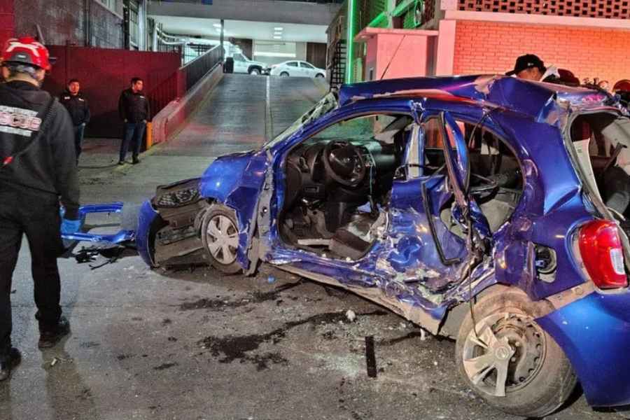 Automovilista resulta gravemente herido al quedar prensado tras choque en Monterrey, NL