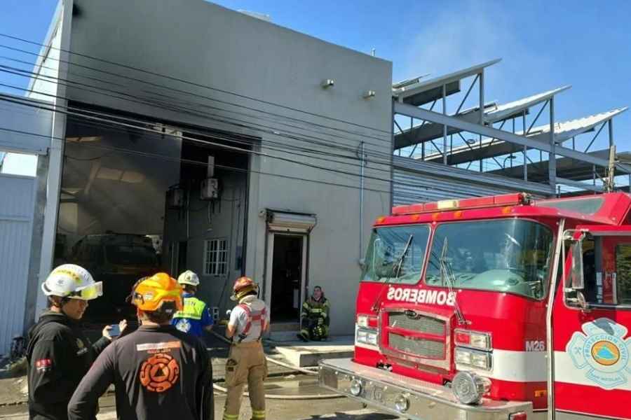 Base de ambulancias se incendia y deja daños en la Colonia Miguel Alemán de San Nicolás, NL