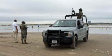 Boyas estadounidenses en la boca del río Bravo