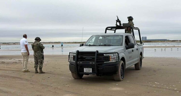 Boyas estadounidenses en la boca del río Bravo