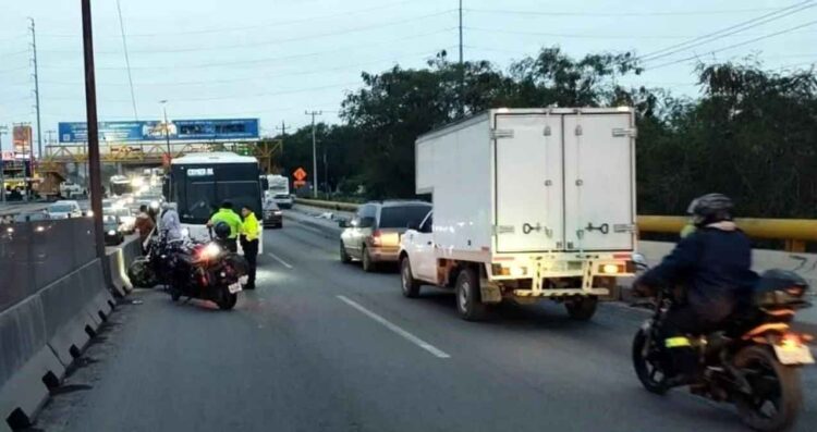 Camión de Grupo Senda choca contra otra unidad en Escobedo, Nuevo León; hay al menos 70 heridos