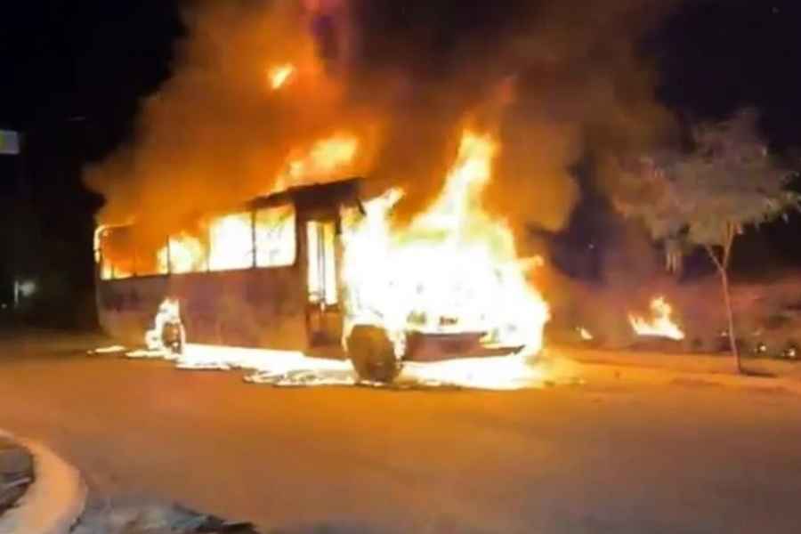 Camión de transporte de personal se incendia tras presunta falla mecánica en Pesquería, NL