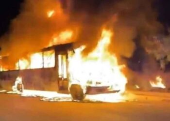 Camión de transporte de personal se incendia tras presunta falla mecánica en Pesquería, NL