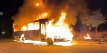 Camión de transporte de personal se incendia tras presunta falla mecánica en Pesquería, NL