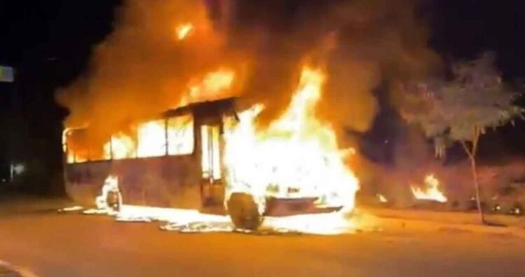 Camión de transporte de personal se incendia tras presunta falla mecánica en Pesquería, NL