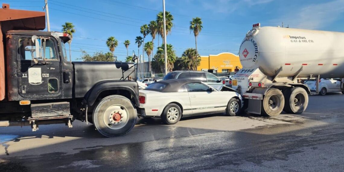 Camión de volteo choca a Mustang y lo lanza contra pipa en Matamoros, Tamaulipas