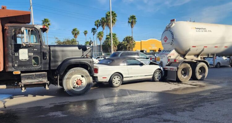 Camión de volteo choca a Mustang y lo lanza contra pipa en Matamoros, Tamaulipas