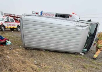 camioneta de pasajeros volcada Carretera Nacional
