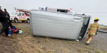 camioneta de pasajeros volcada Carretera Nacional