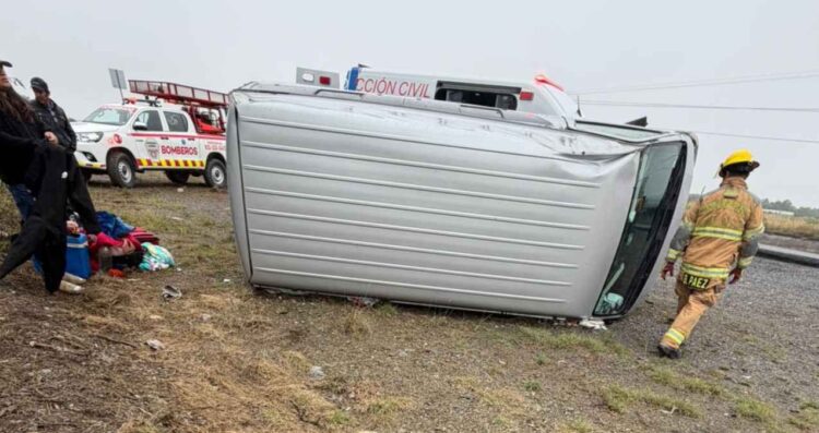 camioneta de pasajeros volcada Carretera Nacional
