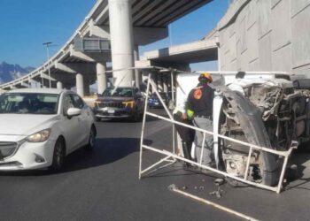 Camioneta queda volcada en cruce de alto flujo en Monterrey