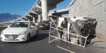Camioneta queda volcada en cruce de alto flujo en Monterrey