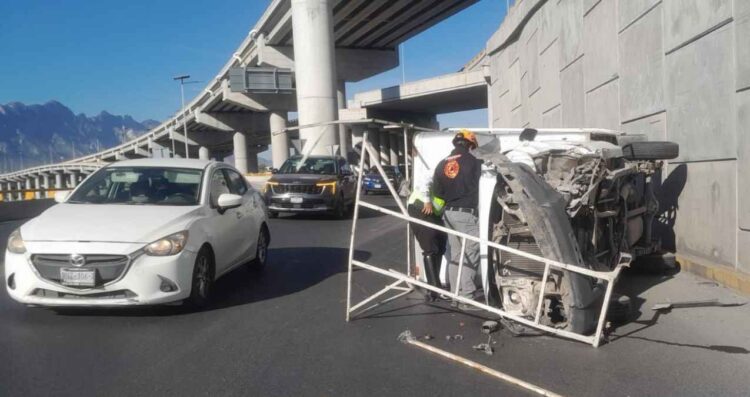 Camioneta queda volcada en cruce de alto flujo en Monterrey