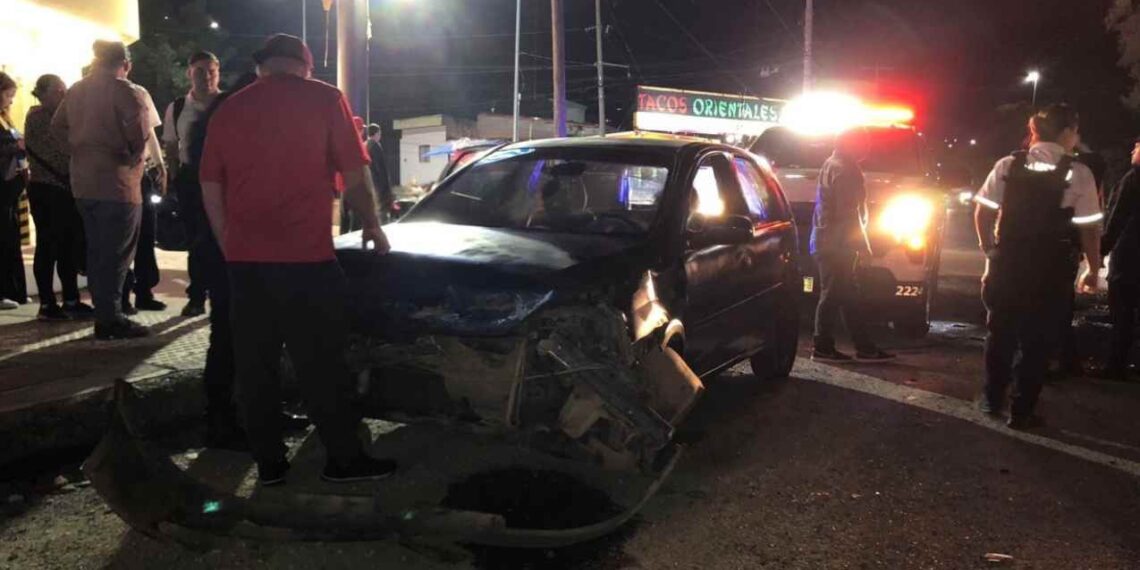 Carambola frente a farmacia en Victoria