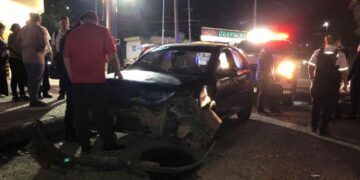 Carambola frente a farmacia en Victoria