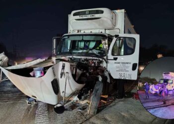 Chofer de camión sobrevive de milagro al ser embestido por tren tras intentar ganarle el paso en Escobedo, NL