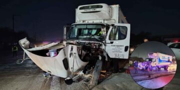 Chofer de camión sobrevive de milagro al ser embestido por tren tras intentar ganarle el paso en Escobedo, NL