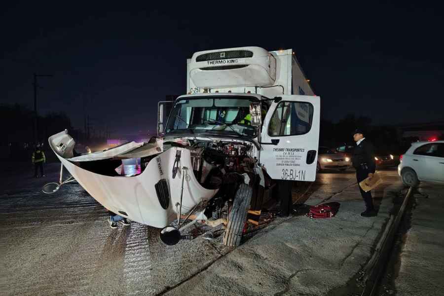 Chofer de camión sobrevive de milagro al ser embestido por tren tras intentar ganarle el paso en Escobedo, NL