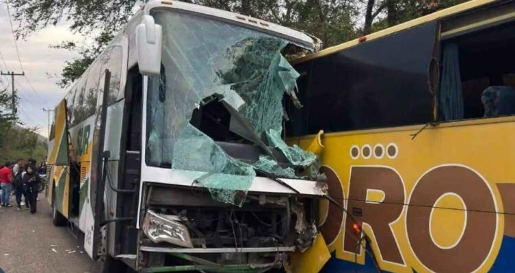 Choque de autobuses en la carretera Tlapa-Puebla deja víctimas mortales y heridos