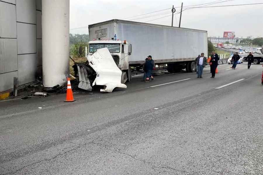 Choque de tráiler deja caos vial en bulevar Miguel de la Madrid en Guadalupe, NL