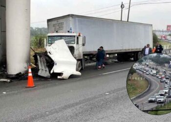 Choque de tráiler deja caos vial en bulevar Miguel de la Madrid en Guadalupe, NL