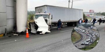 Choque de tráiler deja caos vial en bulevar Miguel de la Madrid en Guadalupe, NL