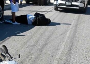 Choque en Monterrey deja herido a motociclista